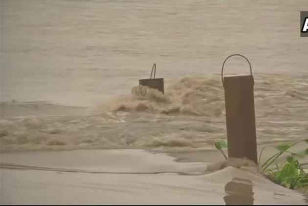 Evacuation begins as Yamuna level rises in Delhi Evacuation begins as Yamuna level rises in Delhi