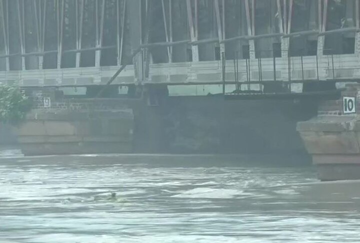 Yamuna in spate, crosses danger mark in Delhi Yamuna in spate, crosses danger mark in Delhi