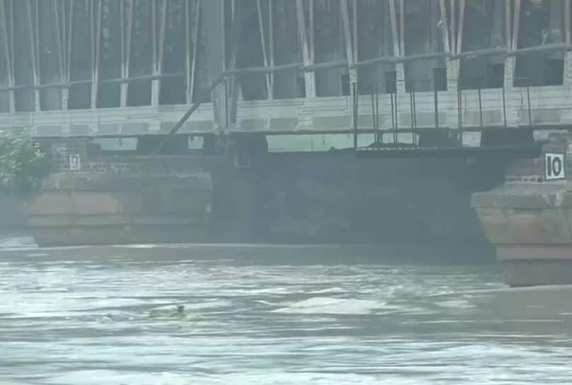 Yamuna in spate, crosses danger mark in Delhi Yamuna in spate, crosses danger mark in Delhi