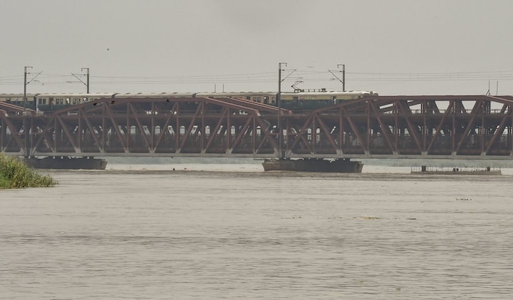 Delhi flood alert: Old Yamuna Bridge closed to traffic as water level rises Delhi flood alert: Old Yamuna Bridge closed to traffic as water level rises