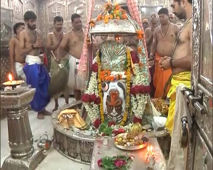 Sawan month 2018: People queue up in front of temples since 5 in the morning. (ABP Live)