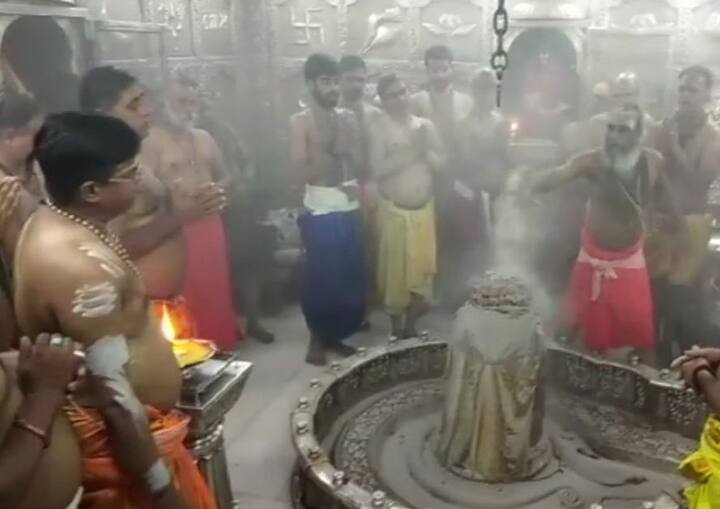 Sawan month 2018: Take a look at the visual from Madhya Pradesh, where the devotees offered early morning prayers at Ujjain's Mahakal temple on the first Monday of 'Sawan' month. (ANI)