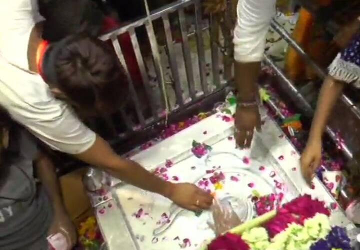 Sawan month 2018: Devotees offer prayers at Anandeshwar Temple in Kanpur on the first Monday of 'Sawan' month. (ANI)