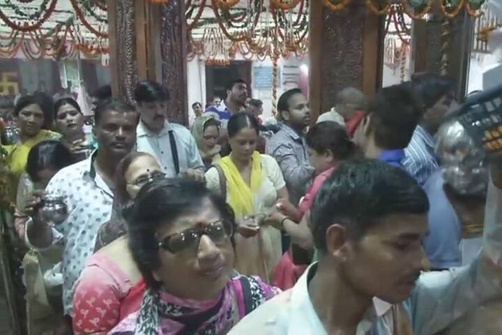 Sawan month 2018: Devotees offer prayers at Gauri Shankar Temple in Delhi on the first Monday of 'sawan' month. (ANI)