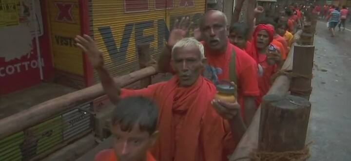 Sawan month 2018: Devotees queue up outside Kashi Vishwanath Temple in Varanasi to offer prayers on the first Monday of 'Sawan' month. (ANI)