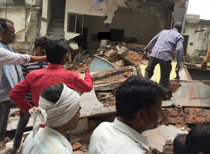 Two-storey building collapses in Madhya Pradesh's Vidisha, rescue operation underway Two-storey building collapses in Madhya Pradesh's Vidisha, rescue operation underway