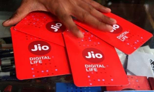 Jio offering free 2GB 4G data per day to customers: Here is how to get it Reliance Jio offering free 2GB 4G data per day to customers: Here's how to get it