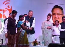 IN PICS: Kangana Ranaut distributes phone under Chhattisgarh govt\'s smartphone distribution scheme