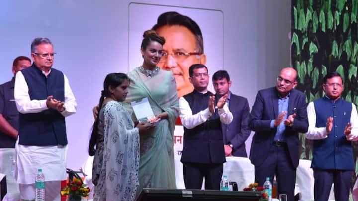 Bollywood actress Kangana Ranaut handed over phones to beneficiaries of Chattisgarh government’s Sanchar Kranti Yojana on Monday in the presence of CM Raman Singh. Image: Twitter (@drramansingh)