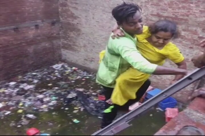 Kanpur: Three-storey building collapses in Hulaganj, four people rescued so far Kanpur: Three-storey building collapses in Hulaganj, four people rescued so far