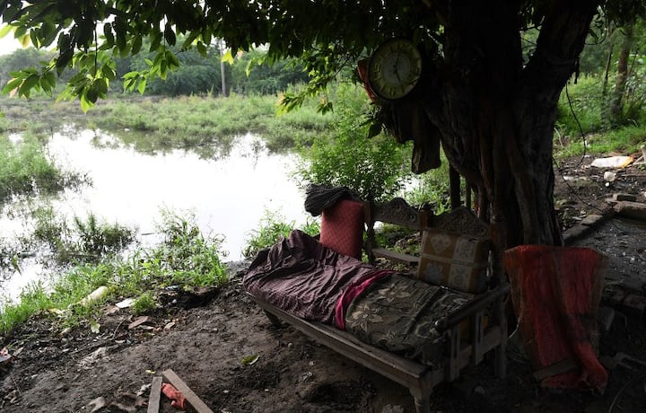  The water level of the Yamuna river has risen due to heavy rainfall forcing the families living in surroundings low-lying areas to shift to camps. / AFP PHOTO 