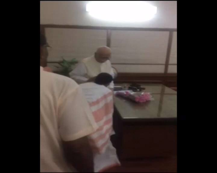 She sought blessings of the senior BJP leader by touching his feet. They held a 15-minute-long meeting in his chamber. 