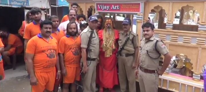 Golden Baba adorns self with 20 kg gold worth Rs 6 core! Turns heads during Kanwar Yatra Golden Baba adorns self with 20 kg gold worth Rs 6 core! Turns heads during Kanwar Yatra