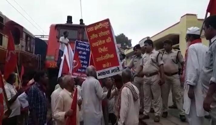 Bihar Bandh: Train stopped by activists during  protests in Jehanabad