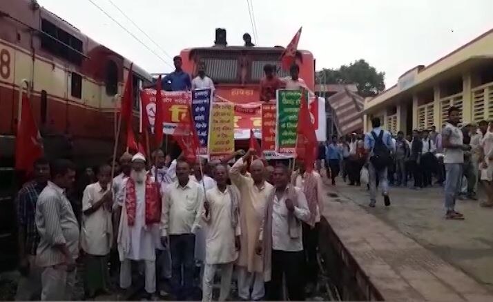 Bihar Bandh: Train stopped by activists during  protests in Jehanabad Bihar Bandh: Train stopped by activists during  protests in Jehanabad