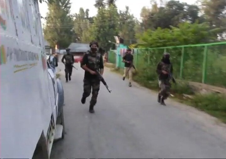 J&K: Encounter breaks out between security forces and terrorists in Sopore J&K: Encounter breaks out between security forces and terrorists in Sopore