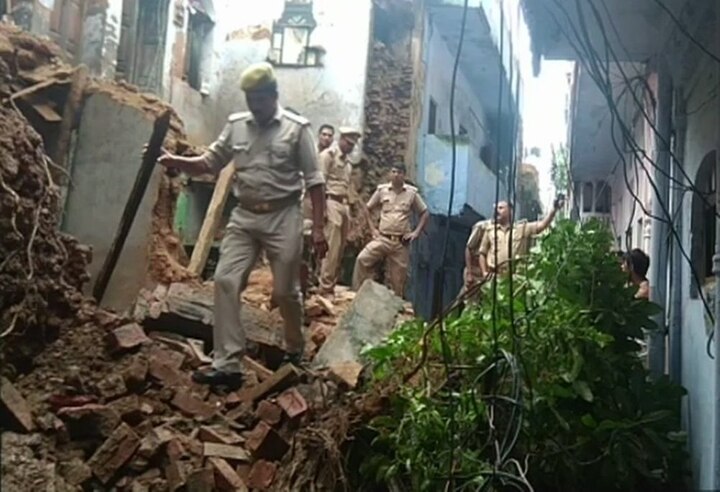 Lucknow: Three-storey building collapses in Ganeshganj; 1 dead, 1 injured Lucknow: Three-storey building collapses in Ganeshganj; 1 dead, 1 injured