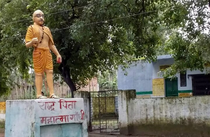 Uttar Pradesh: Controversy erupts over saffron paint on Mahatma Gandhi's statue Uttar Pradesh: Controversy erupts over saffron paint on Mahatma Gandhi's statue