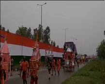 Muzaffarnagar: Devotees carry 361 feet long Tricolor flag in Tiranga Kanwar Yatra
