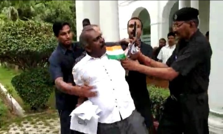 Delhi: Mentally unstable man barges into Kerala house with knife; urges to meet CM Delhi: Mentally unstable man barges into Kerala house with knife; urges to meet CM