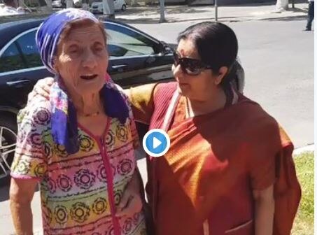 Uzbek woman singing 'Ichak Dana Bichak Dana' with Sushma Swaraj, video goes viral Watch: Uzbek woman sings 'Ichak Dana Bichak Dana' with Sushma Swaraj, video goes viral