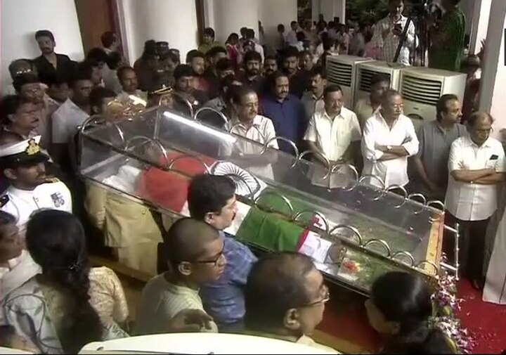 Karunanidhi death: Mortal remains of DMK Chief kept at Rajaji Hall for public; leaders pay respects Karunanidhi death: Mortal remains of DMK Chief kept at Rajaji Hall for public; leaders pay respects