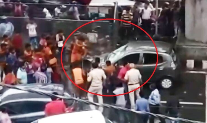 VIDEO: Kanwariyas run riot, damage car after car brushes past devotees VIDEO: Kanwariyas run riot, damage car after it brushes past devotees