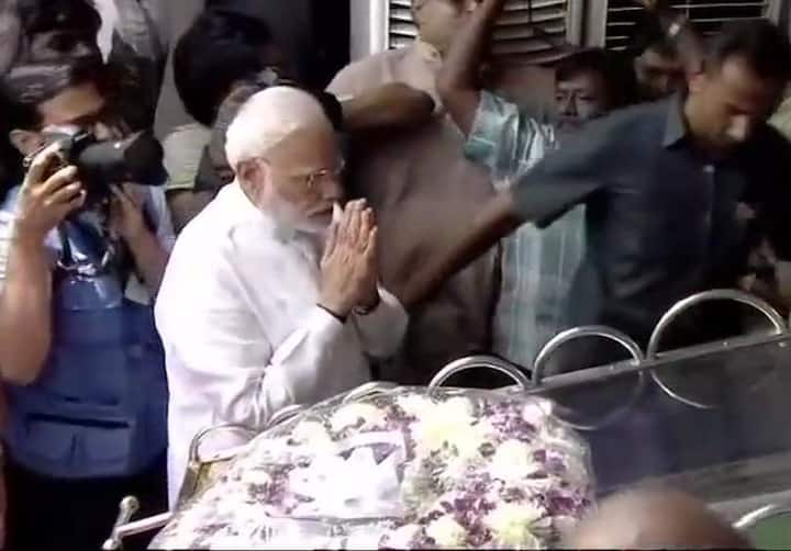 PM Modi grieves Karunanidhi's demise with folded hands 