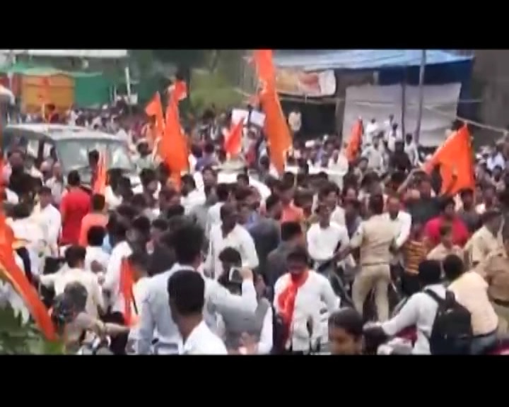 Maharashtra bandh: Protesters storm into Pune collector office, Police lathi-charge