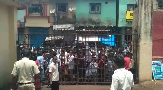 A large number of parents gathered at the school and also at the hospital to enquire about the incident. (ABP News Grab)