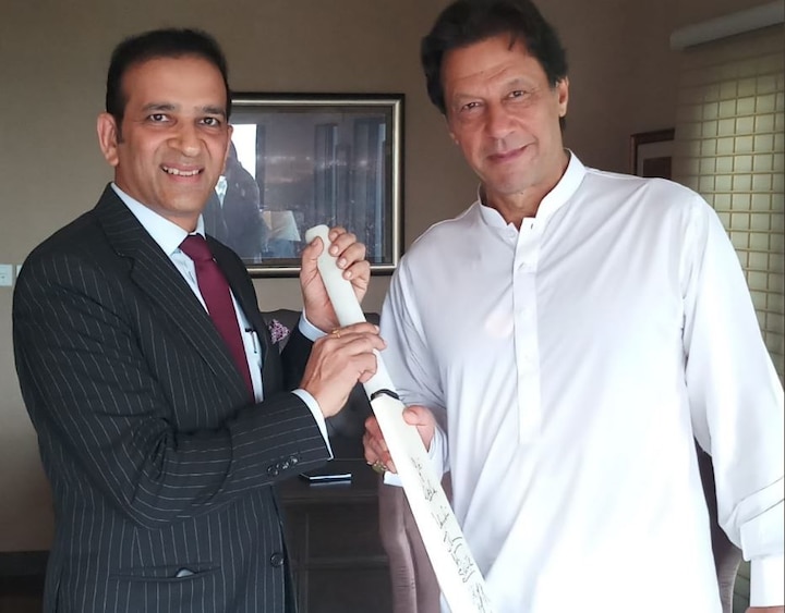 PM Modi gifts cricket bat to Pakistan's PM-in-waiting Imran Khan PM Modi gifts cricket bat to Pakistan's PM-in-waiting Imran Khan