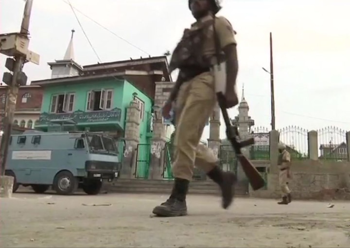 Jammu and Kashmir: Encounter breaks out between terrorists, security forces near Batamaloo area; 1 cop killed Jammu and Kashmir: Encounter breaks out between terrorists, security forces near Batamaloo area; 1 cop killed