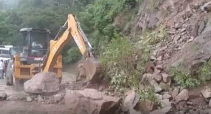 The tourists hailing from other states were suspended for long hours in the jam. The PWD officials who were present at the spot informed that the route could be opened only after deployment of machines. 