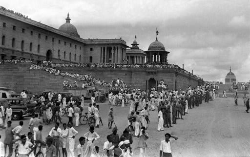 In this picture taken on 15 August 1947, crowds of revellers gather to celebrate independence from Britain around Rasina Hill in New Delhi. (Image: AFP /HO-Directorate of Public Relations)