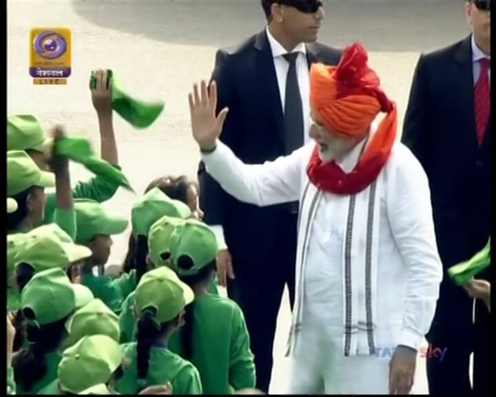 After delivering his Independence Day speech, while PM Modi was leaving the grounds of Red Fort, he stopped by the assembled school children. (Image: Screengrab/ABP News)