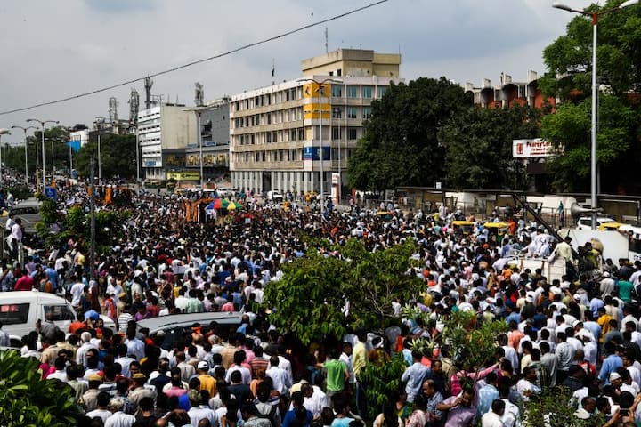 It passed through some populated areas of Delhi, inclduing Bahadurshah Zafar Marg, on its way to Rashtriya Smriti Sthal, a designated spot for the last rites of Presidents, Vice Presidents and Prime Ministers.