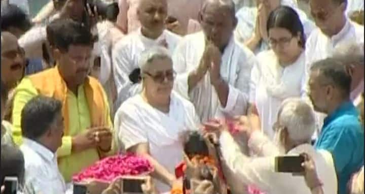 The Asthi Kalash Yatra reaches Har-Ki-Pauri in Haridwar. Former PM Vajpayee's daughter and granddaughter with his ashes. (Image: screengrab-ABP News)