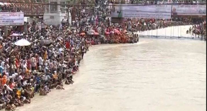 Massive crowd gathered at Har-Ki-Pauri to witness immersion ceremony of the former PM Atal Bihari Vajpayee;'s ashes.(Image: screengrab-ABP News))