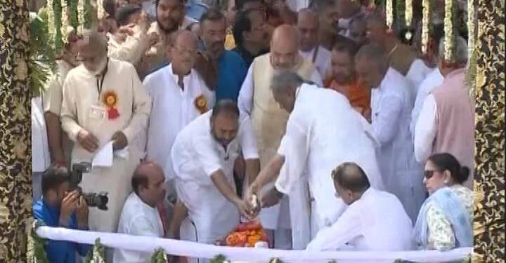 Rituals of immersion begin at Har Ki Pauri. BJP president Amit Shah during the rituals/ Image: screengrab-ABP News)