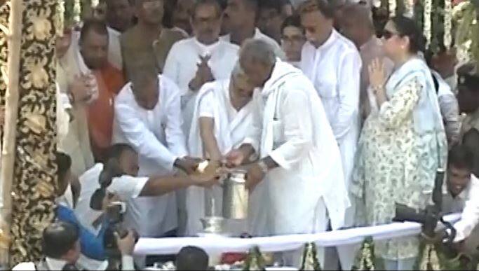 Atal Ji's daughter performs immersion rituals at Haridwar (Image: Screengrab-ABP News) 