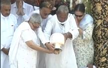 In Pics: Atal Bihari Vajpayee\'s daughter, granddaughter get emotional after immersion rituals