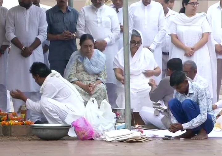 Atal Bihari Vajpayee's daughter Namita collects ashes from Smriti Sthal to immerse them in Haridwar today Atal Bihari Vajpayee's daughter Namita collects ashes from Smriti Sthal to immerse them in Haridwar today