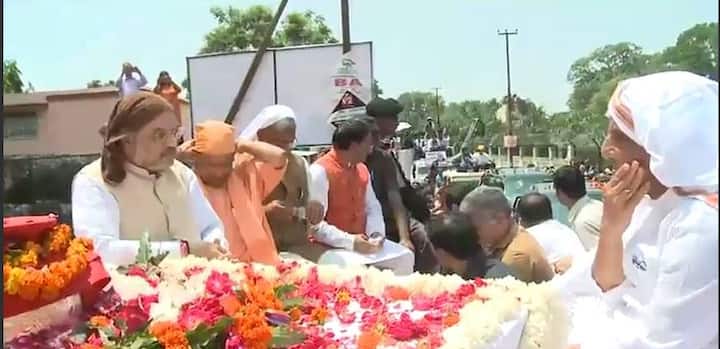 Home Minsiter Rajnath Singh, UP CM Yogi Adityanath, BJP President Amit Shah among other BJP leaders take the urn carreying ashes of former PM Atal Ji to Haridwar. (Image: screengrab/ ABP News)