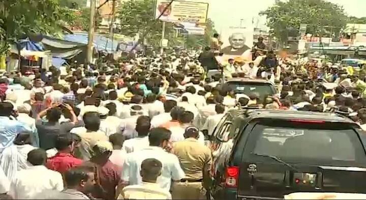 Thousands of people joined the cavalcade, leading to jamming of roads. Police and security officials are on alert. (Image: screengrab/ ABP News)