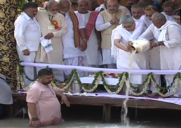 Former PM Atal Bihari Vajpayee's ashes immersed in Ganga at Haridwar Atal Bihari Vajpayee's Asthi Kalash Yatra: Former PM's ashes immersed in Ganga Former PM Atal Bihari Vajpayee's ashes immersed in Ganga at Haridwar