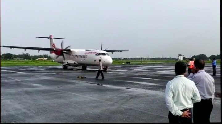 Kerala: 1st commercial flight lands at Cochin International Airport after heavy floods  Kerala: 1st commercial flight lands at Cochin International Airport after heavy floods