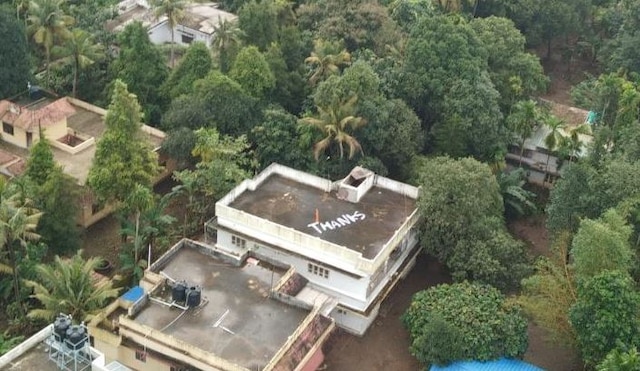 A giant 'THANKS' to defence personnel at Kerala rooftop is winning the internet Kerala floods: A giant 'THANKS' to defence personnel at Kerala rooftop is winning the internet