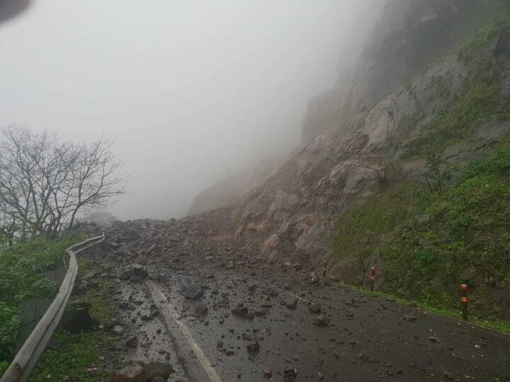 NEW DELHI: Landslide occurred in the Malshej Ghat which connects the Mumbai-Ahmednagar. (ABP News Grab)