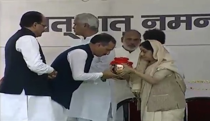 Delhi: Urns with ashes of former PM Atal Bihari Vajpayee handed over to Presidents of various states, UTs Delhi: Urns with ashes of former PM Atal Bihari Vajpayee handed over to Presidents of various states, UTs