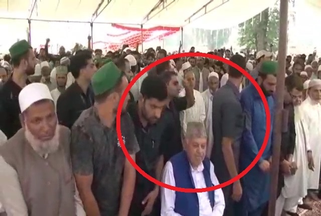 Days after chanting 'Bharat Mata ki Jai’, Farooq Abdullah draws flak during Eid prayer WATCH: Days after chanting 'Bharat Mata ki Jai’, Farooq Abdullah heckled during Eid prayer